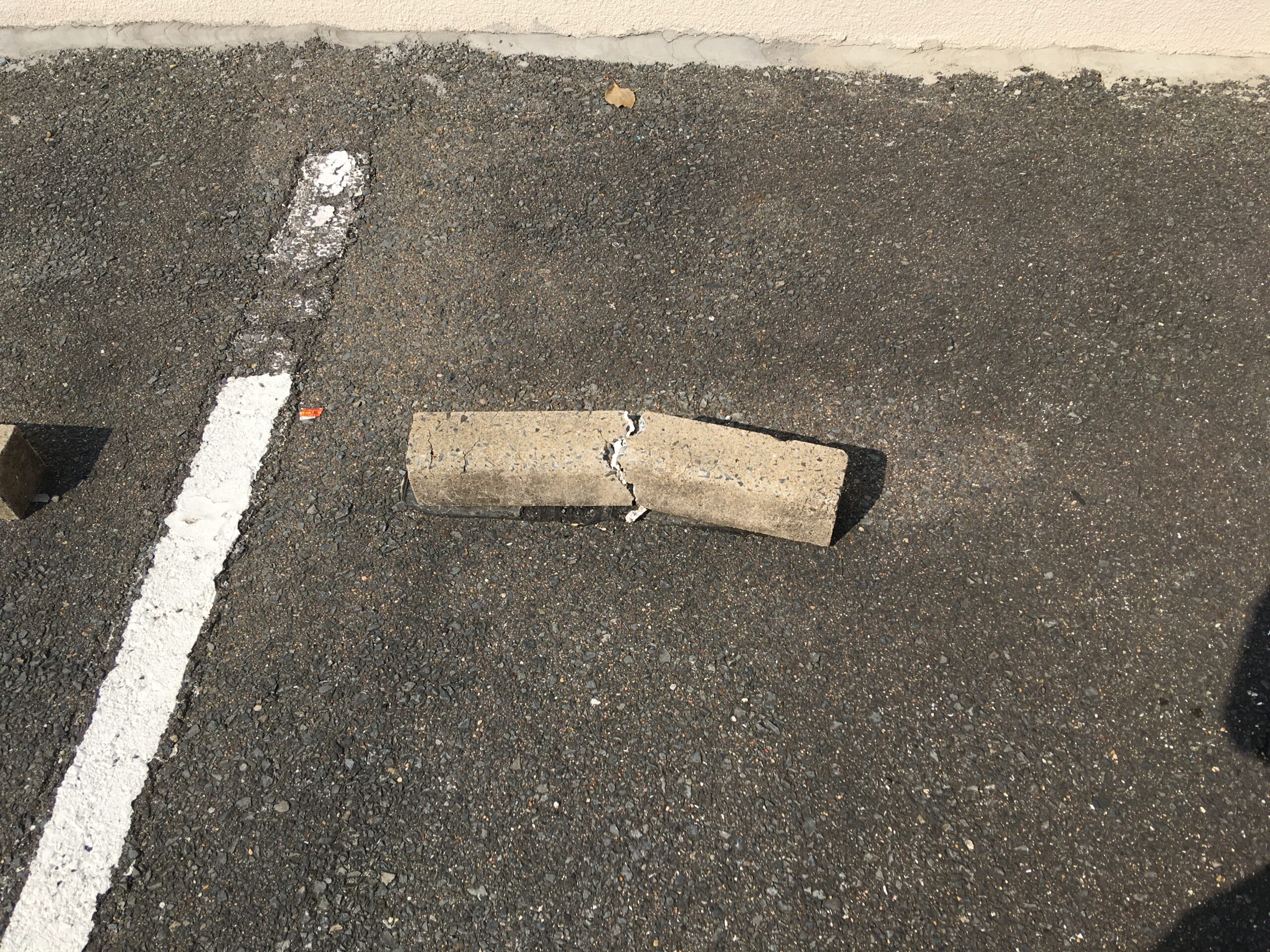 駐車場の車止め修理のご依頼で八幡西区御開まで出かけてきました ハンズクラフトライフサポート 作業実績 ハンズクラフト ライフサポート福岡 北九州 山口の便利屋 草刈 ハウスクリーニング 遺品整理 不用品回収
